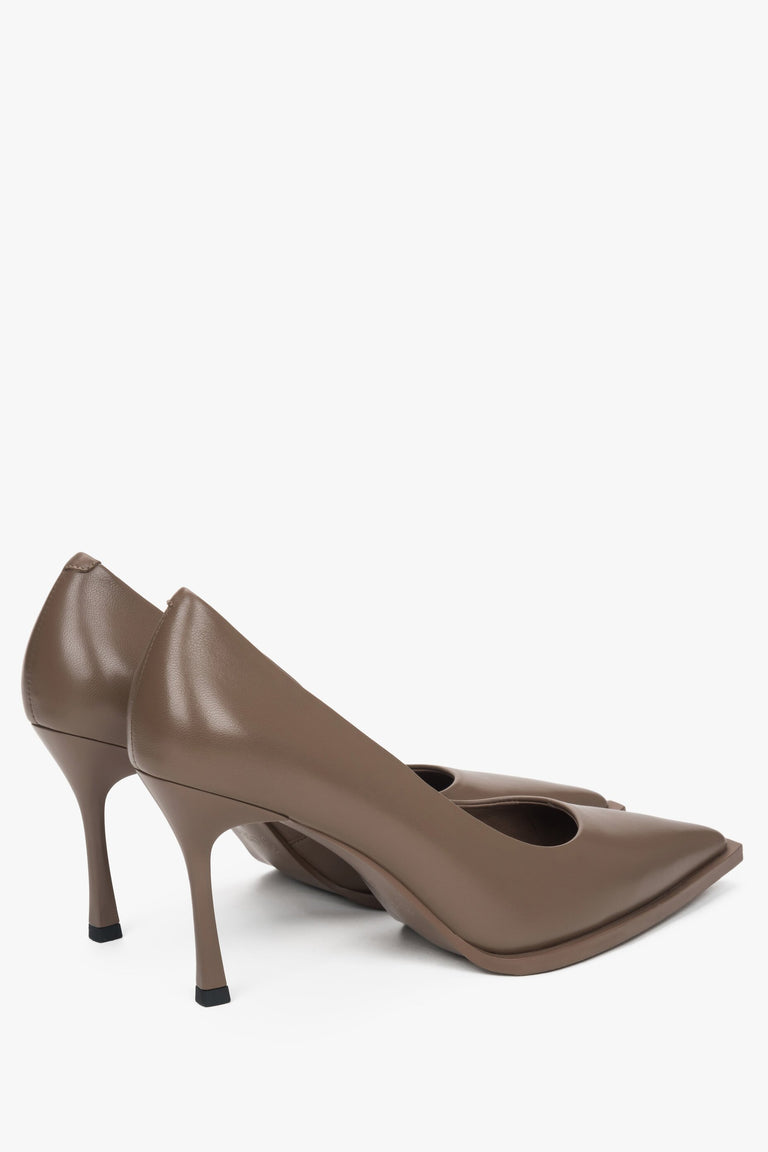 Estro women's brown heeled pumps - close-up of the back and side of the shoe.