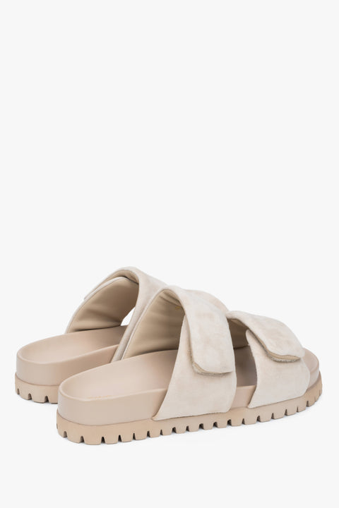 Ligth beige velour slides by Estro, perfect for summer, with soft straps that provide comfort all day long.