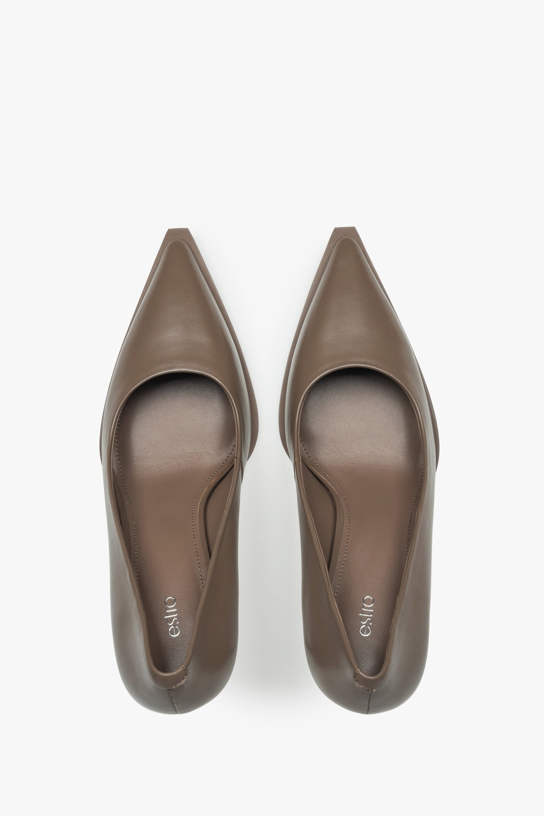 Women's brown pointed-toe pumps made of genuine leather by Estro - top view presentation of the model.