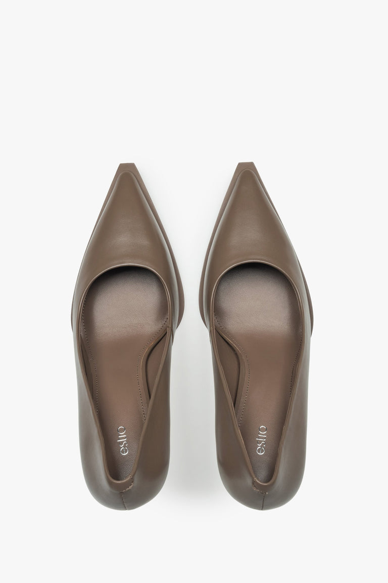 Women's brown pointed-toe pumps made of genuine leather by Estro - top view presentation of the model.