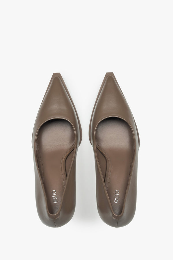 Women's brown pointed-toe pumps made of genuine leather by Estro - top view presentation of the model.