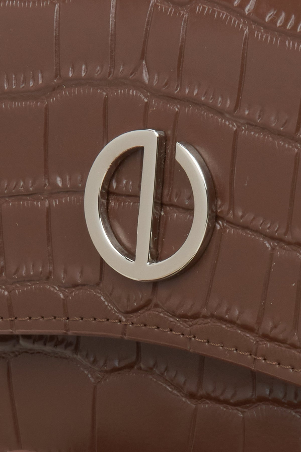 Women's brown bag by Estro - close-up of the details.