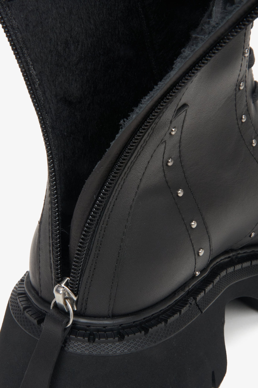 Black leather ankle boots Estro - a close-up on insulation.