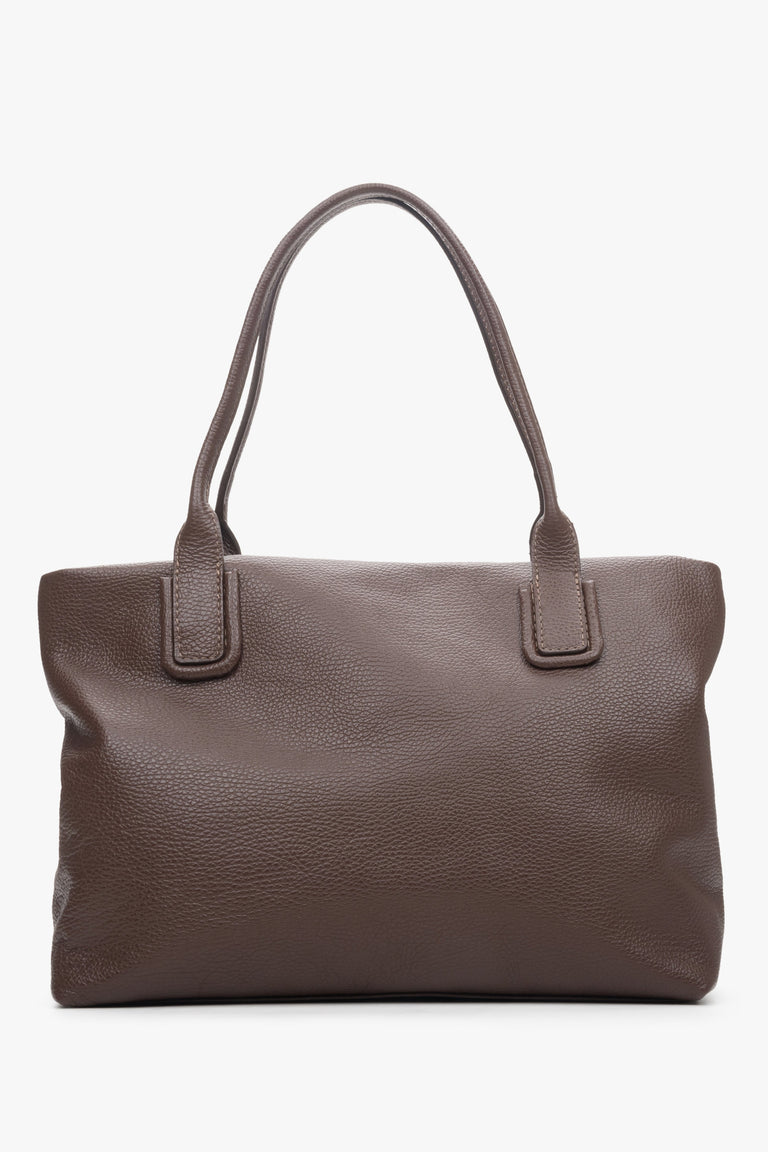 Women's dark brown shopper bag made of Italian genuine leather by Estro - back view of the model.