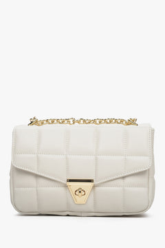 Elegant beige leather women's handbag by Estro with a chain strap and quilting.