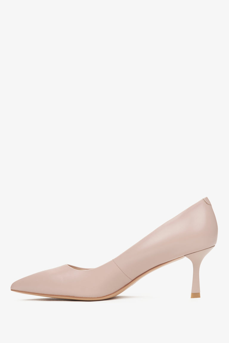 Leather women's pumps in beige - shoe profile.