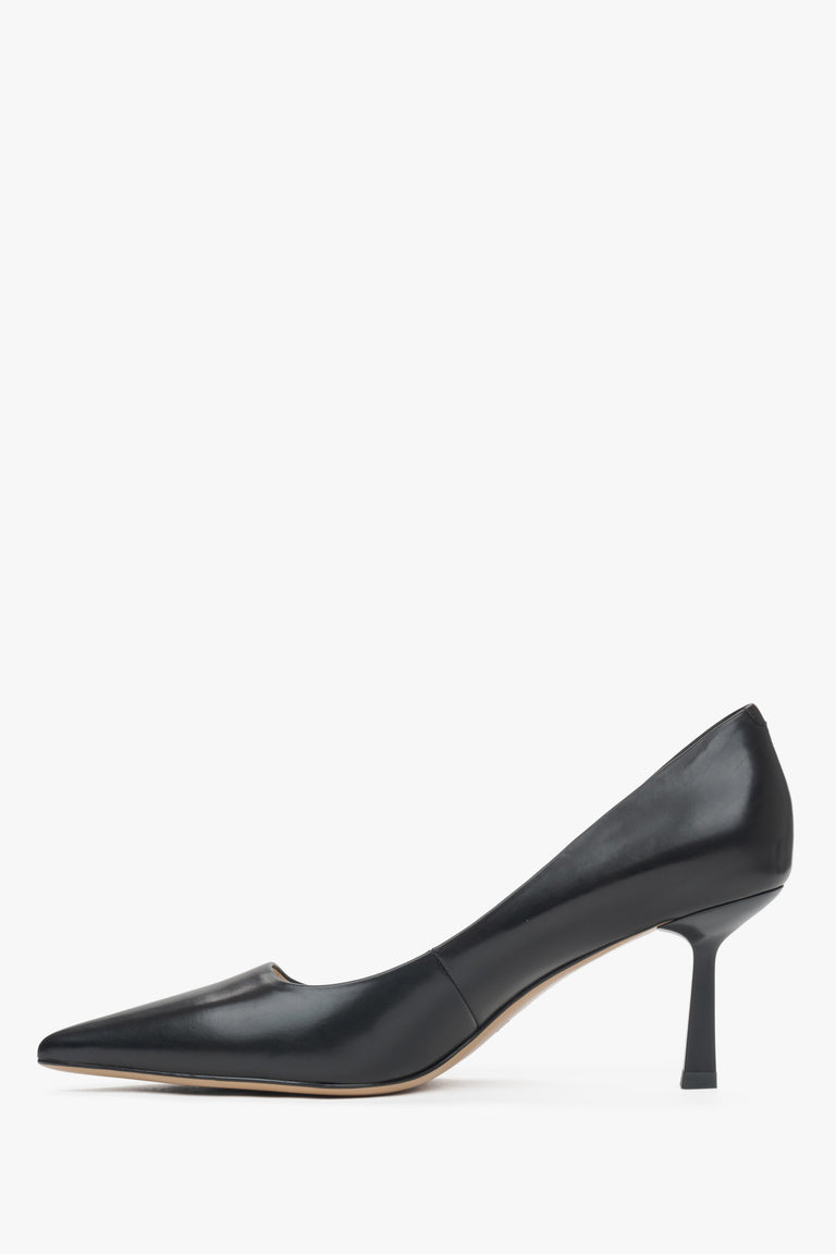 Leather women's pumps in black - shoe profile.