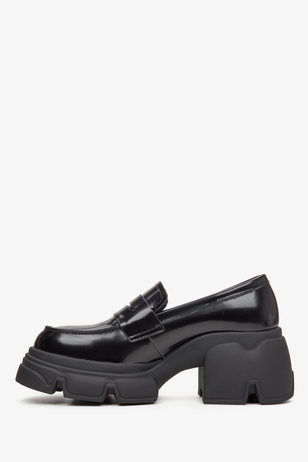 Black leather women's moccasins by Estro - profile.