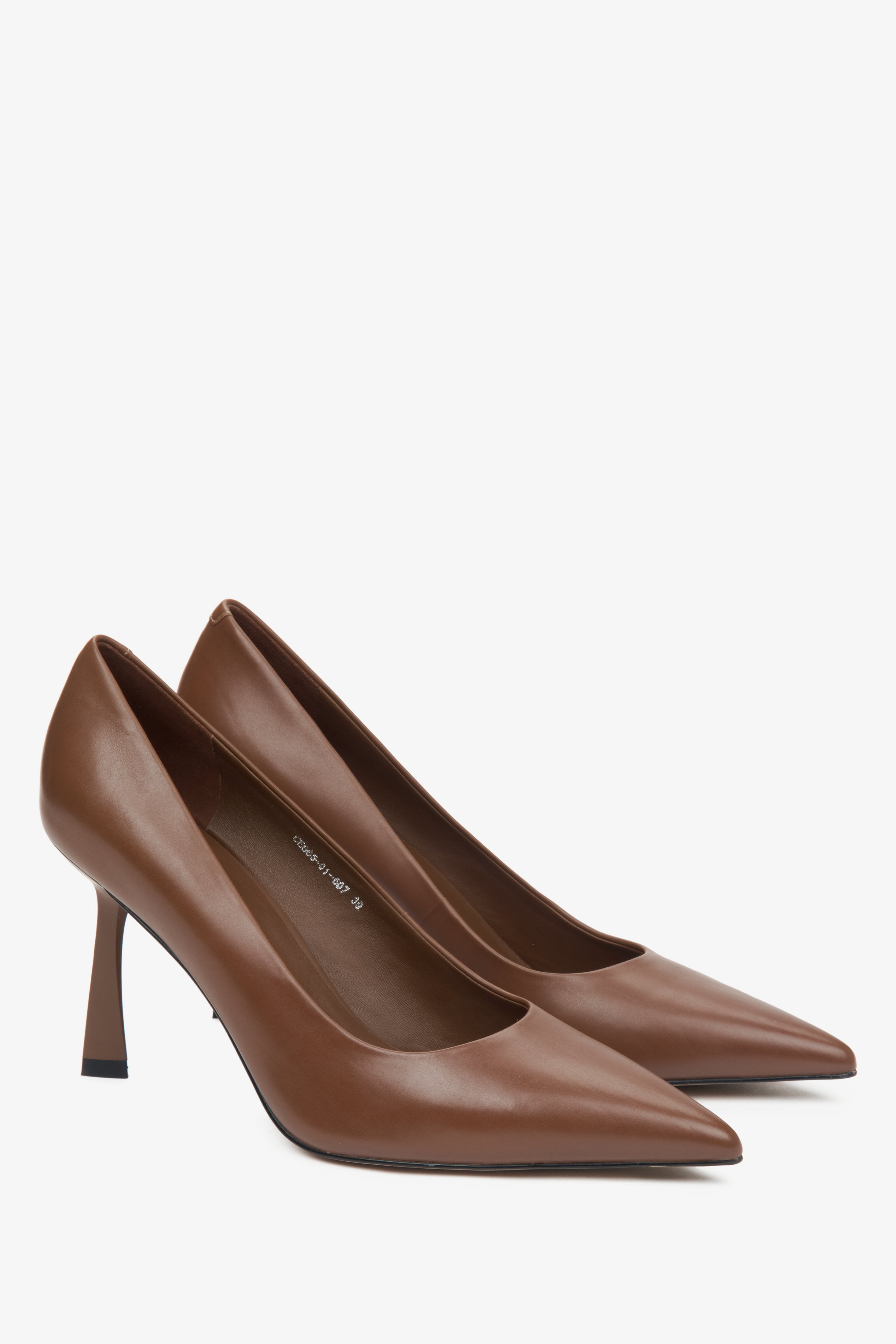 Estro brown high heels made of genuine leather with a pointed toe - close-up of the side line of the shoes.