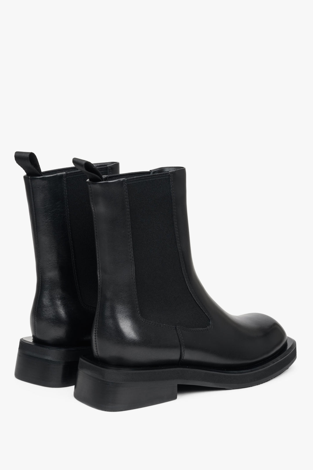 Estro women's spring-autumn ankle boots made of genuine leather - close-up of the shoe heel.