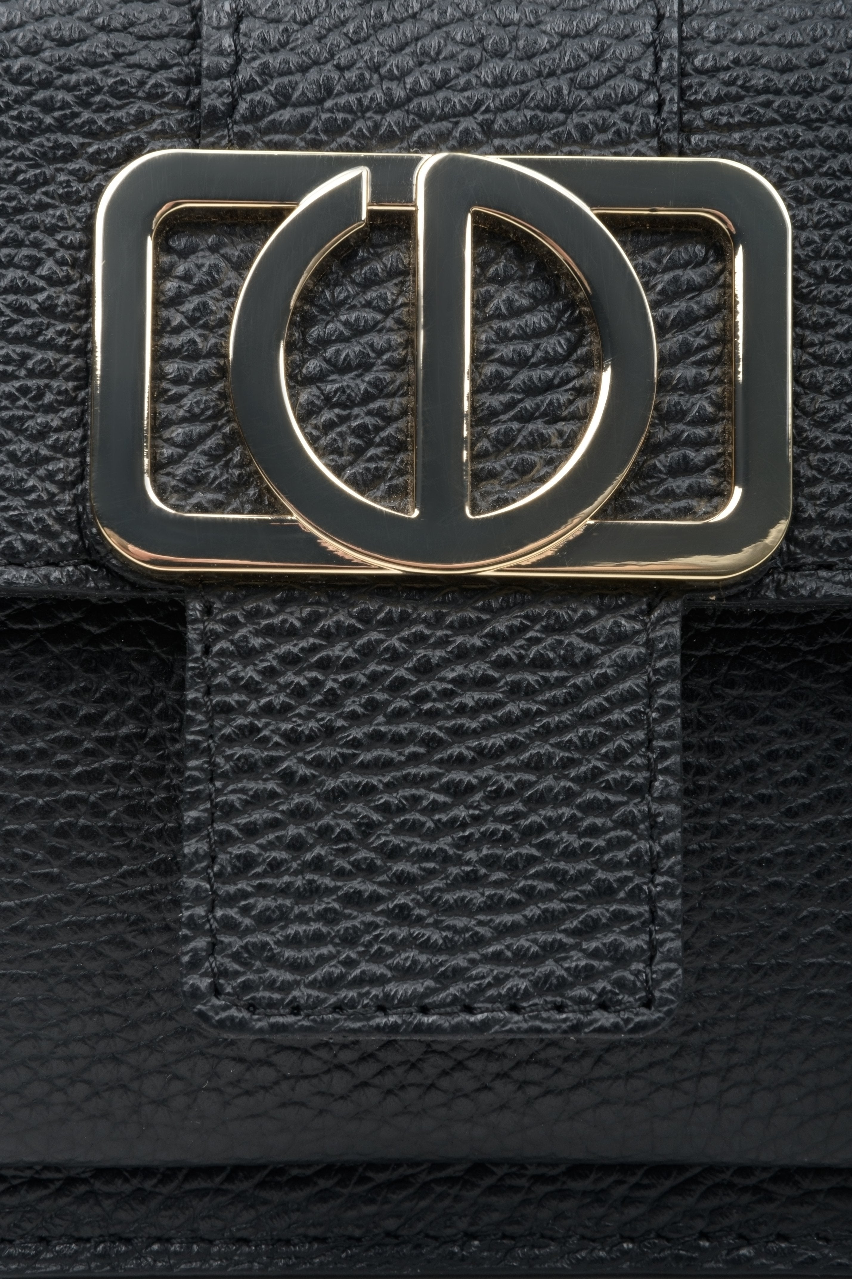 Leather, women's black shoulder bag by Estro with gold accents - close-up of the details.