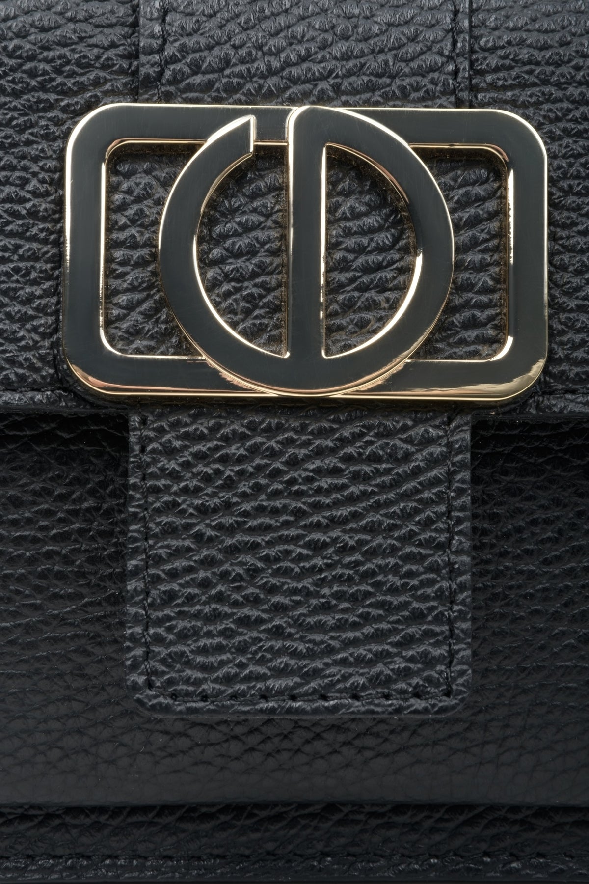 Leather, women's black shoulder bag by Estro with gold accents - close-up of the details.