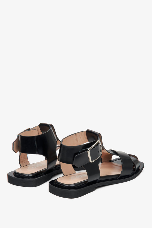 Women's genuine leather sandals in black color by Estro - presentation of the heel and side seam.
