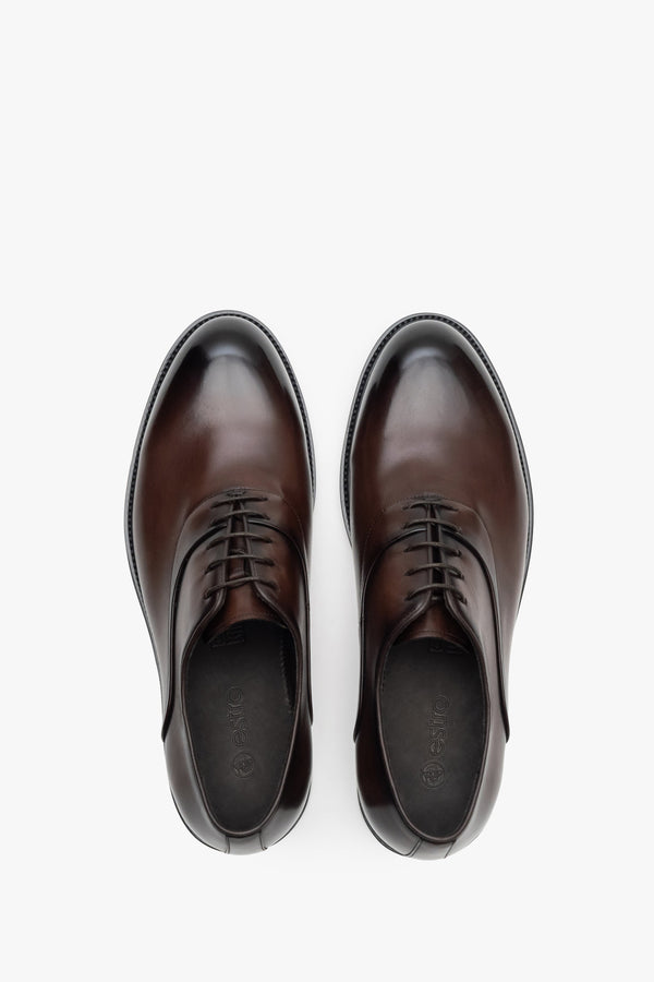 Men's brown leather Oxford shoes by Estro - top view presentation of the model.