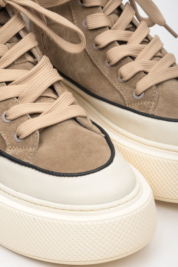 High-top women's brown and beige sneakers made of leather and velour by Estro - close-up on the rounded toe of the shoe.