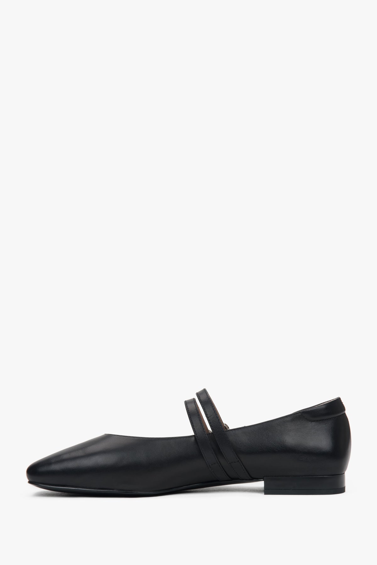 Stylish black Estro women's ballet flats, crafted from high-quality genuine leather, offering comfort thanks to the low heel.