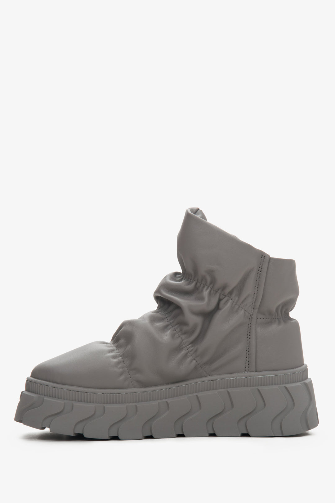 Genuine leather and fur women's snow boots in grey - shoe profile.