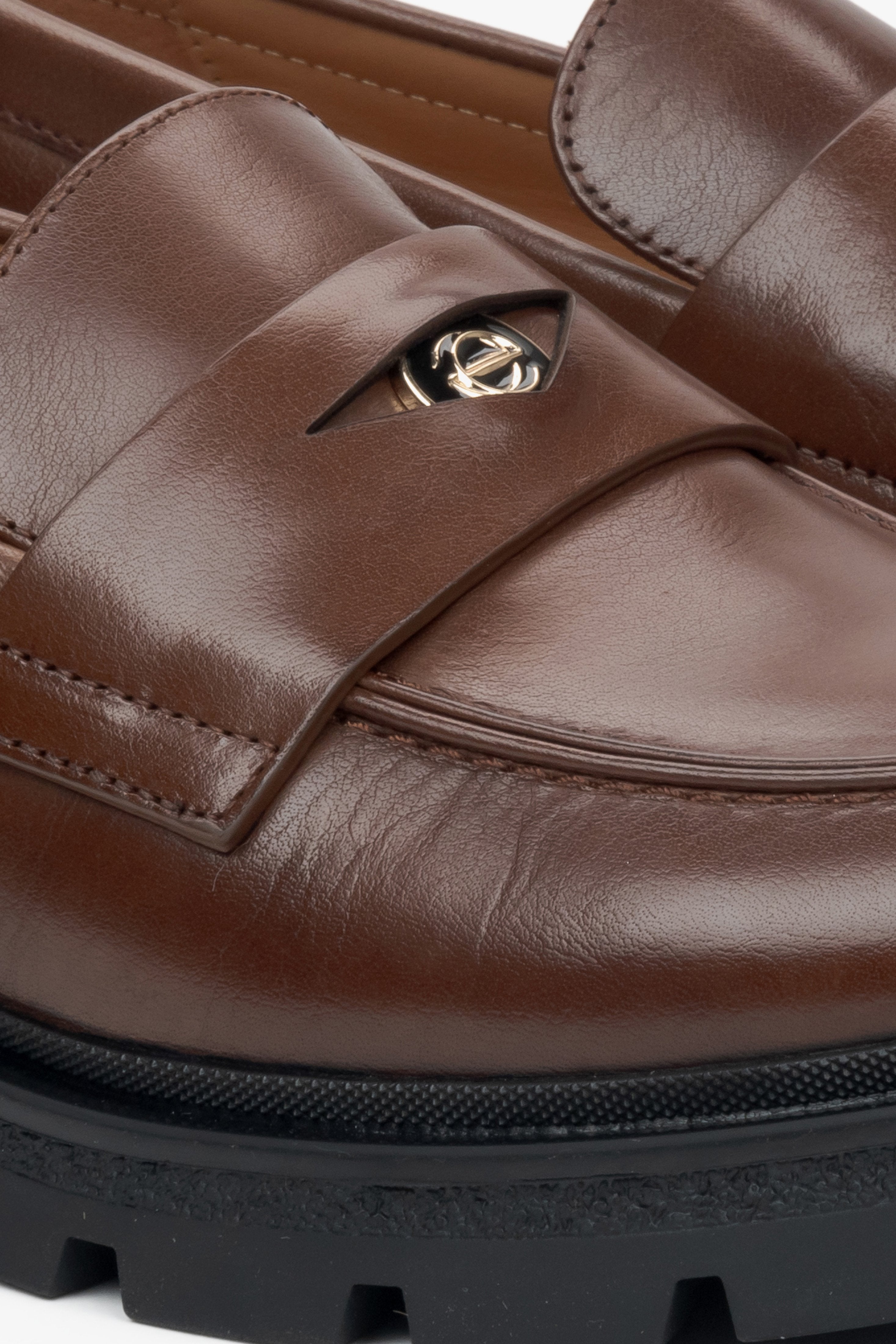 Brown leather moccasins Estro - close-up of the details.