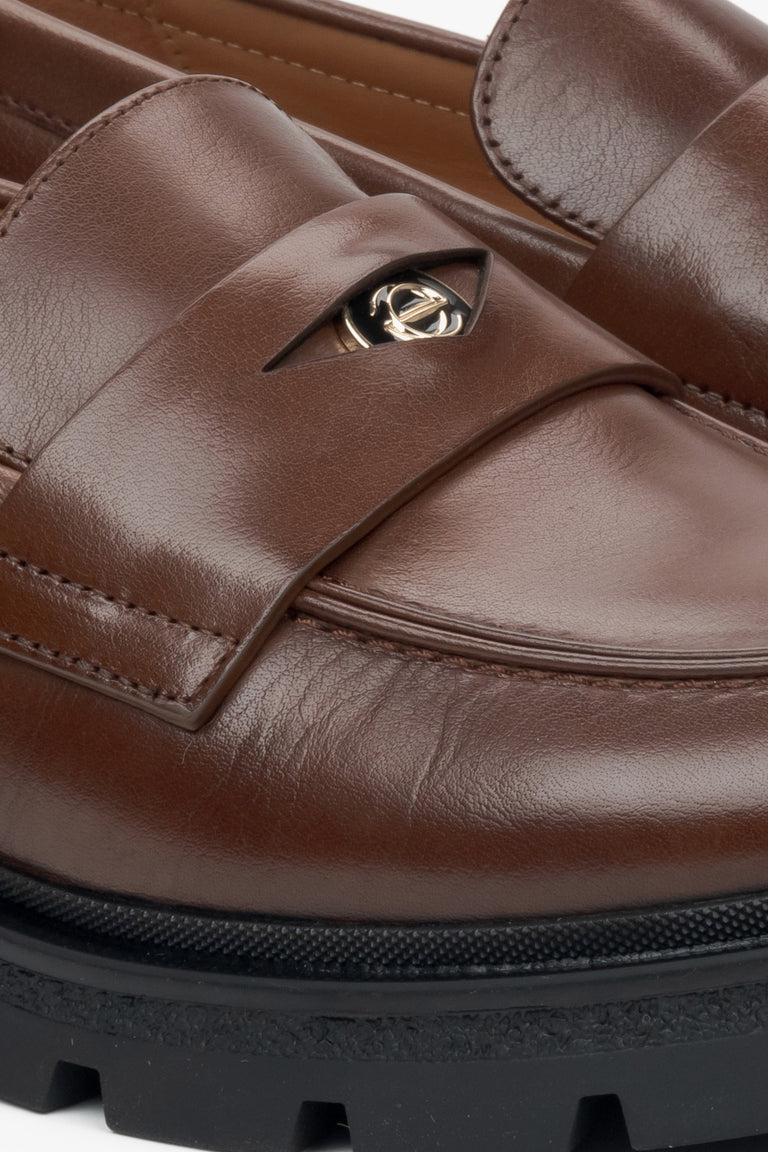 Brown leather moccasins Estro - close-up of the details.