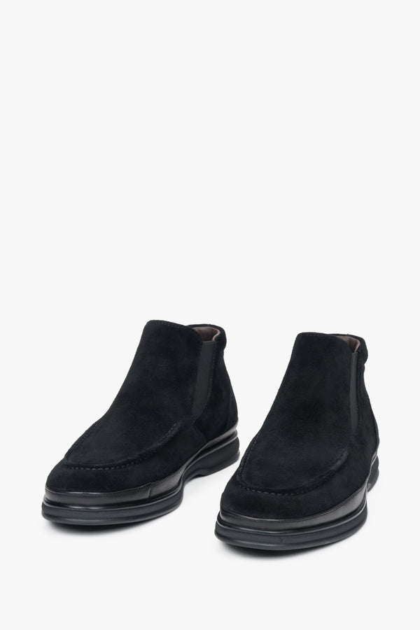 Black velour slip-on men's chelsea boots Estro – close-up of the toe.