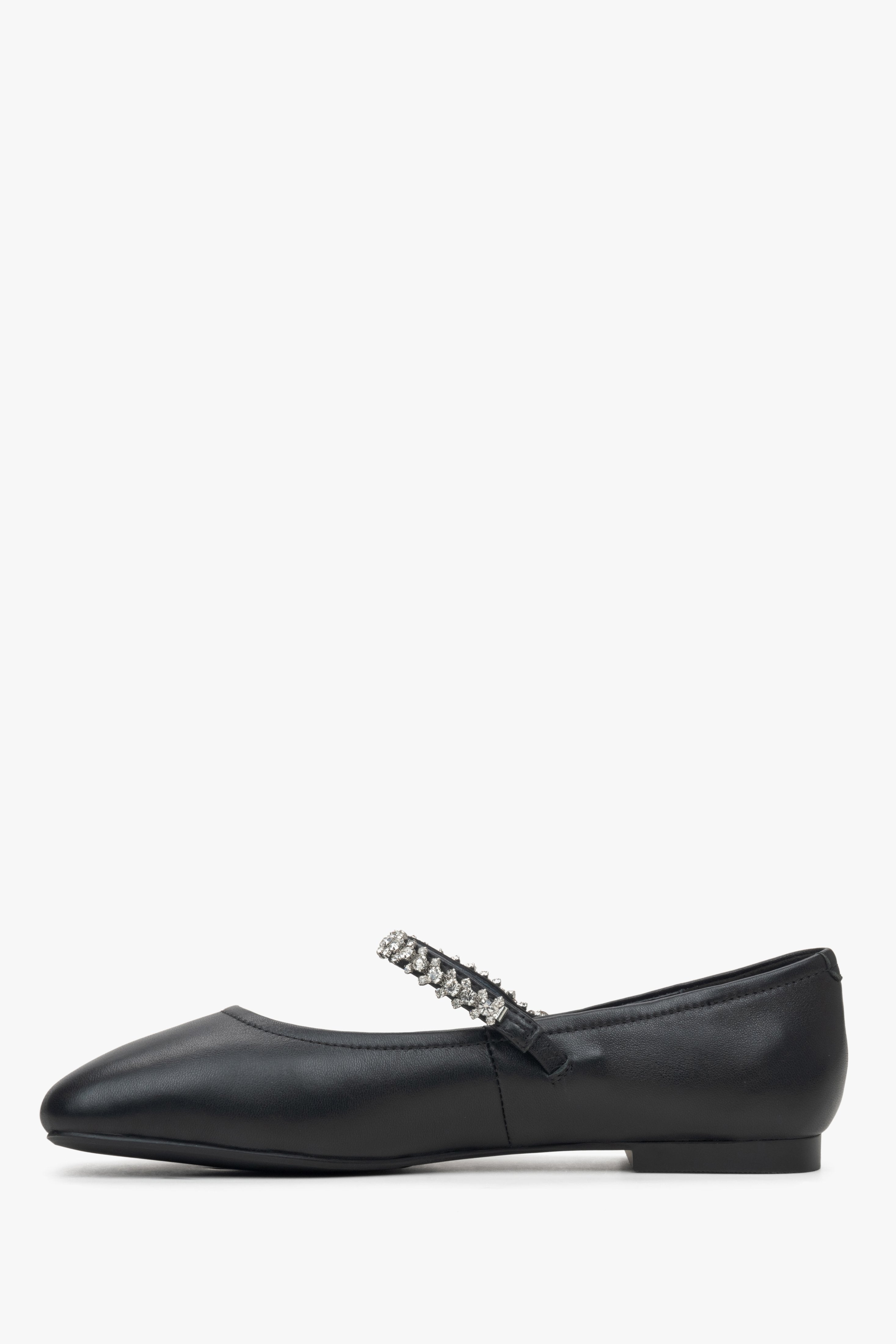 Estro women's black leather ballet flats - shoe profile.