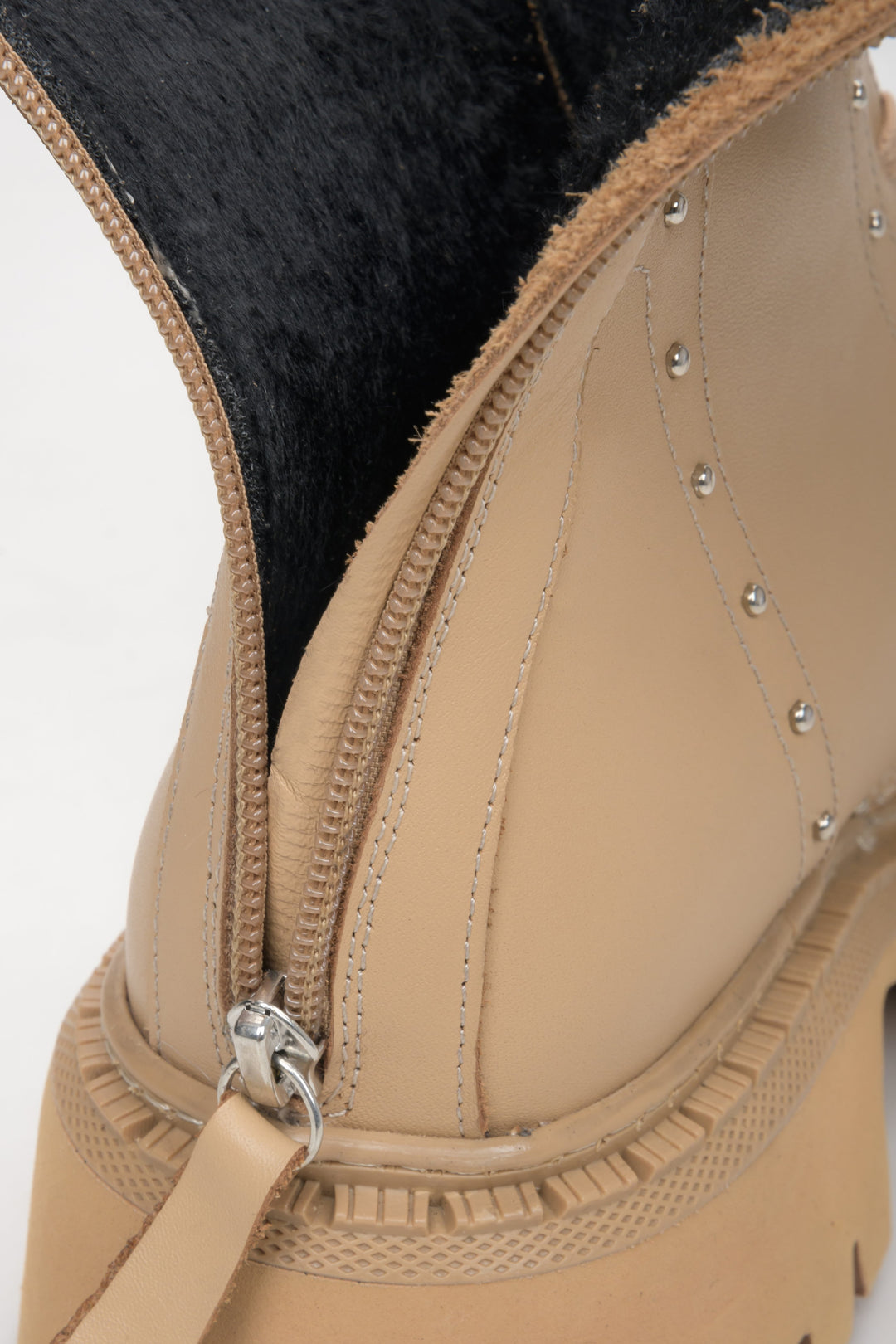 Beige leather ankle boots Estro - a close-up on insulation.