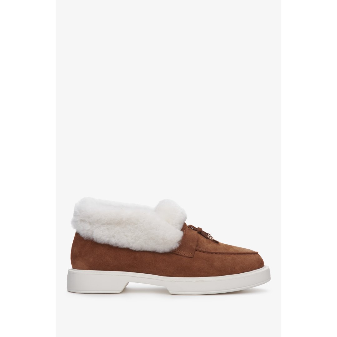 Women's low winter shoes with brown fur lining.