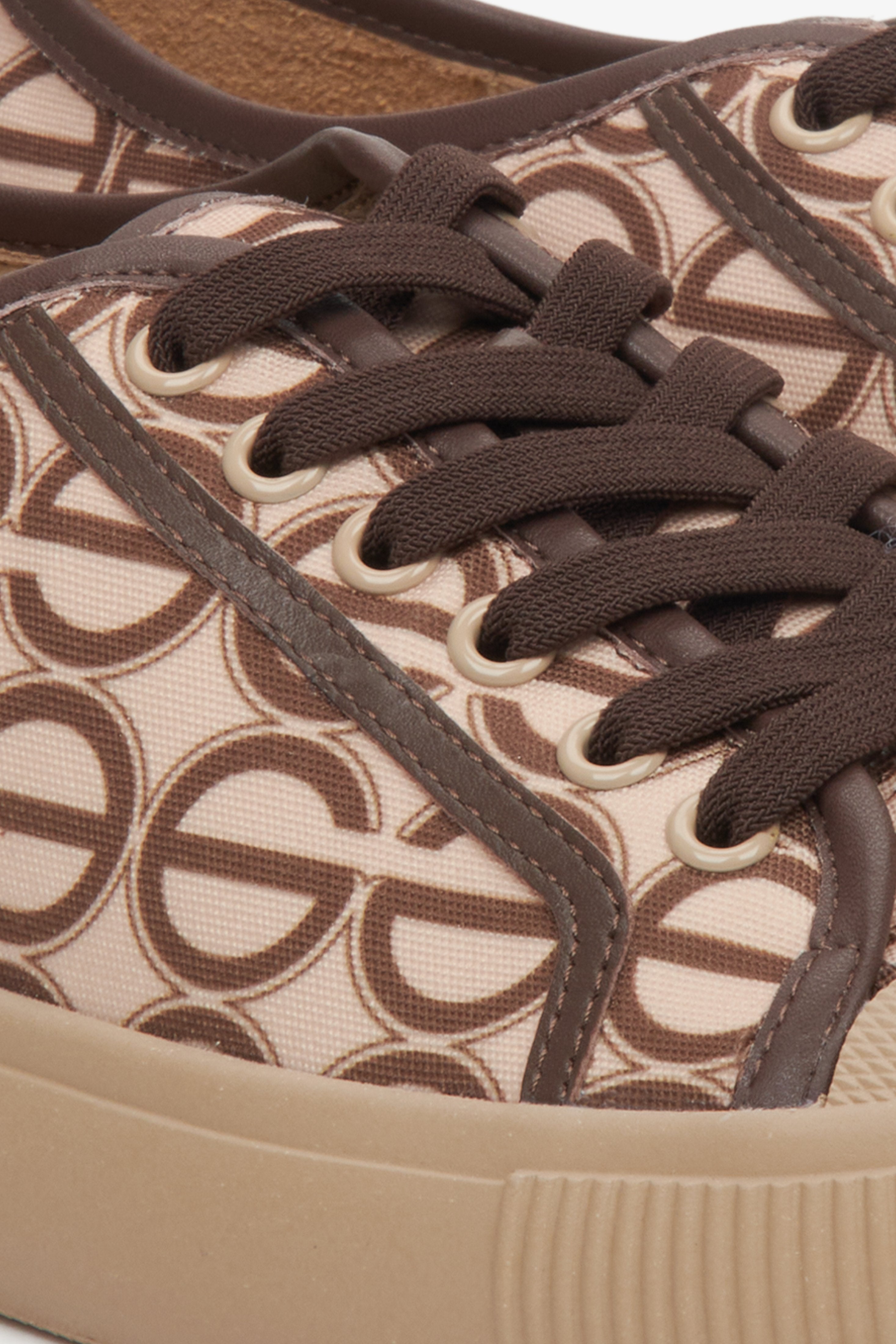 Estro women's low-top sneakers in brown and beige - close up on details.