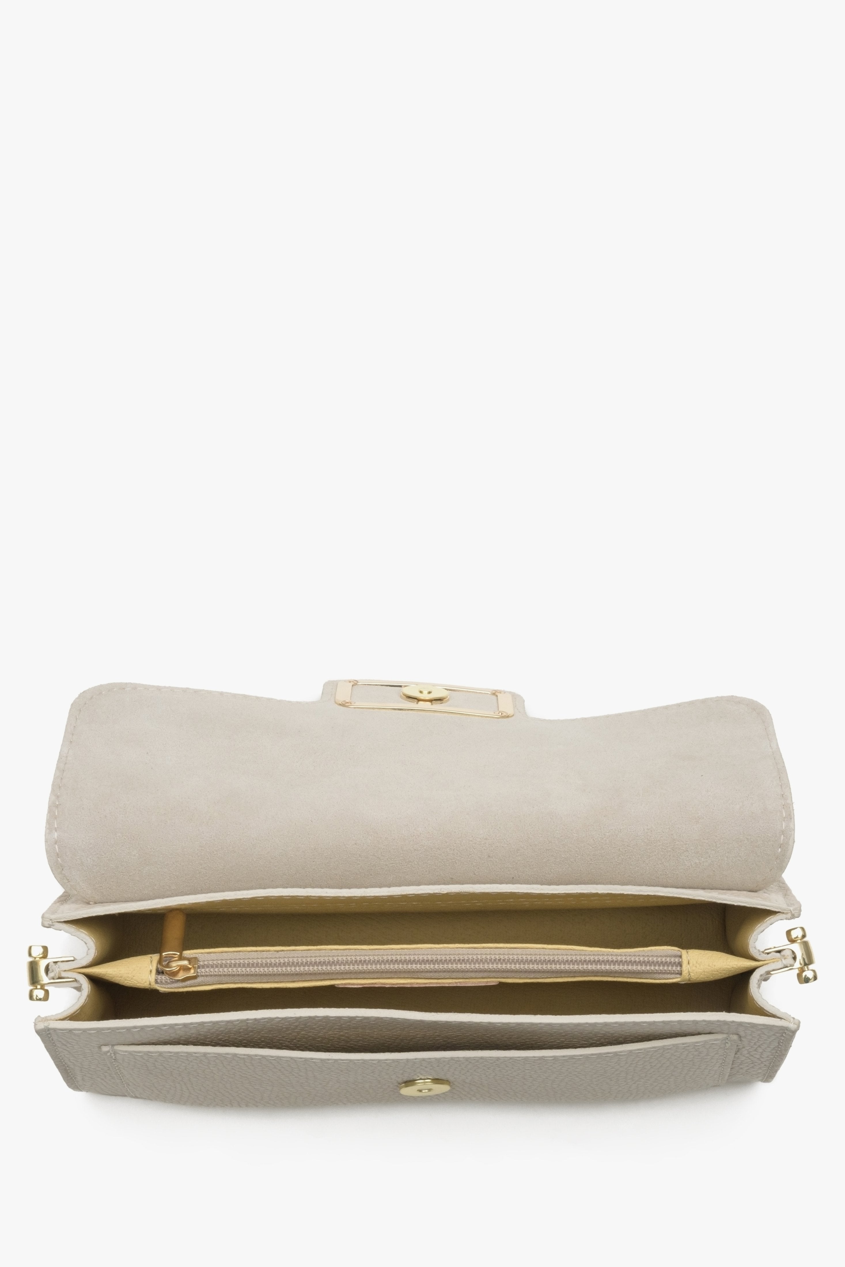 Estro women's milky-beige practical handbag made of Italian genuine leather - close-up on the interior of the model.