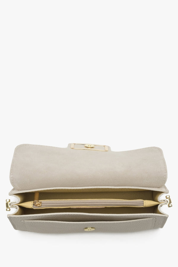 Estro women's milky-beige practical handbag made of Italian genuine leather - close-up on the interior of the model.