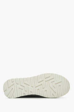 High-top winter sneakers from Estro made of velour and fur – close-up of the sole.