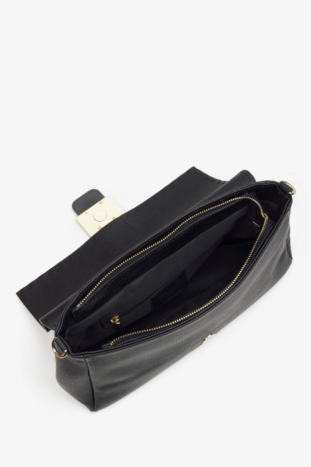 Women's black handbag made of Italian genuine leather by Estro - close-up on the interior of the model.