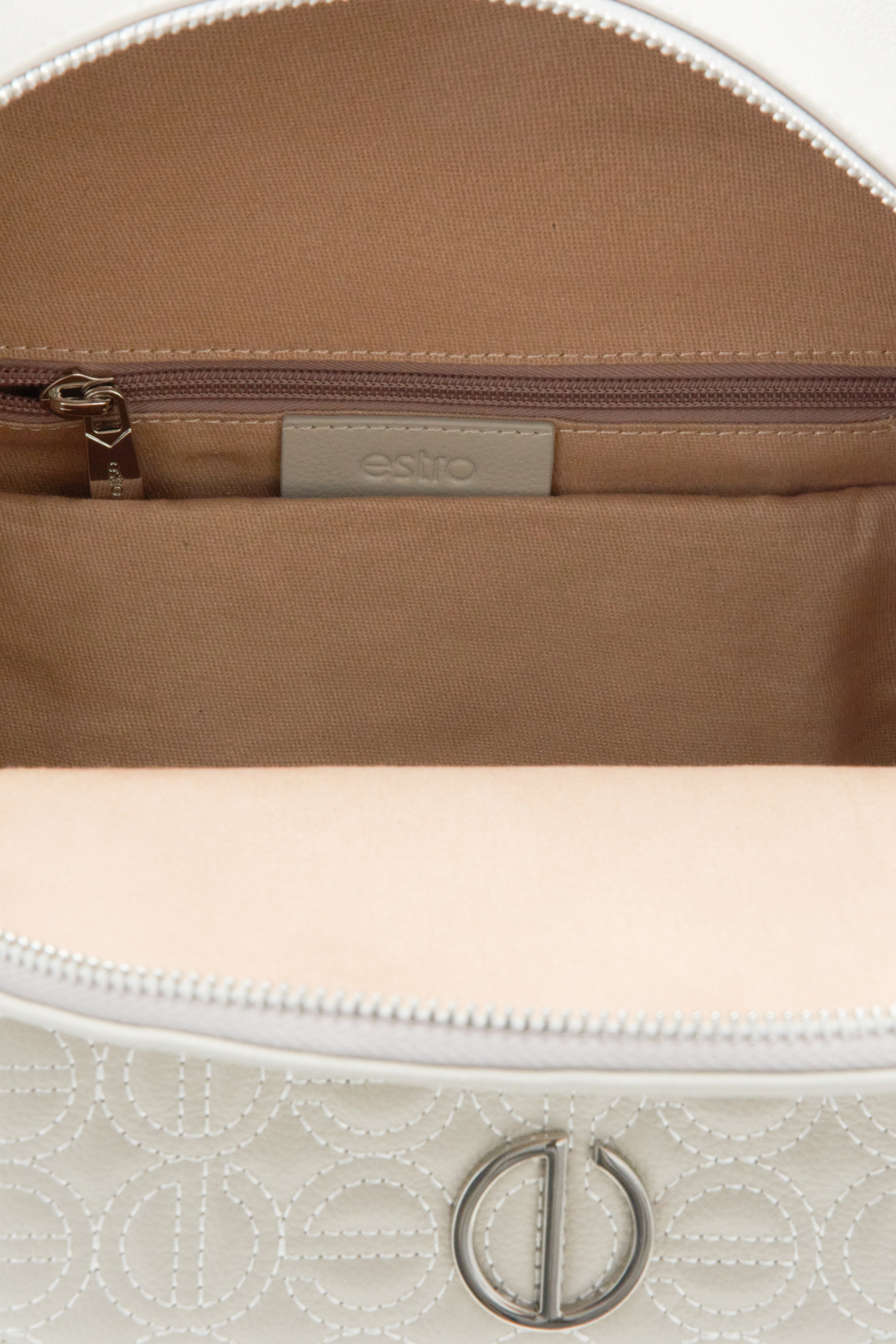 Light grey leather women's backpack by Estro - presentation of one of the pockets.