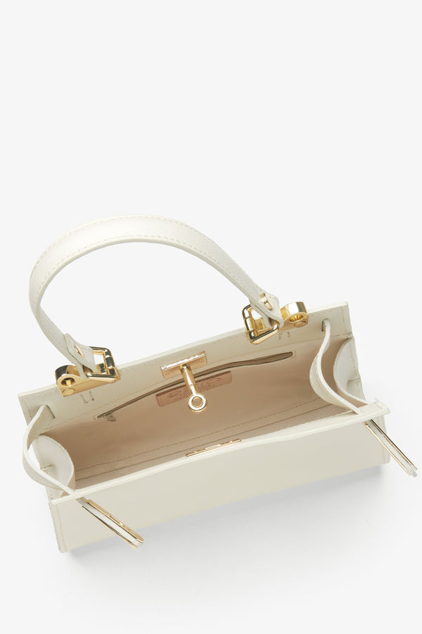 Light beige satchel-style handbag made of Italian genuine leather, signed by Premium Estro - interior of the model.