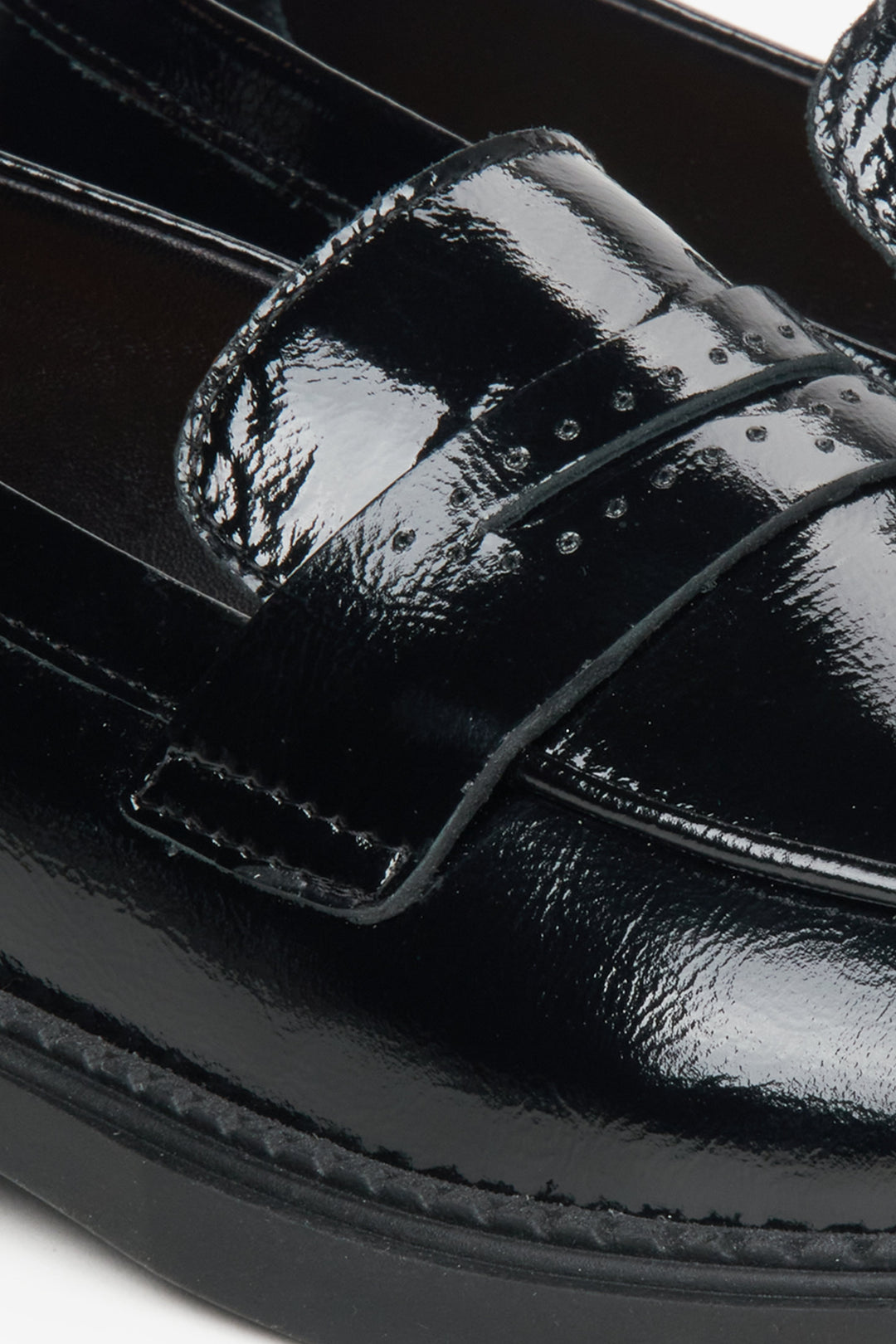 Black leather  loafers for women Estro - close-up on details.