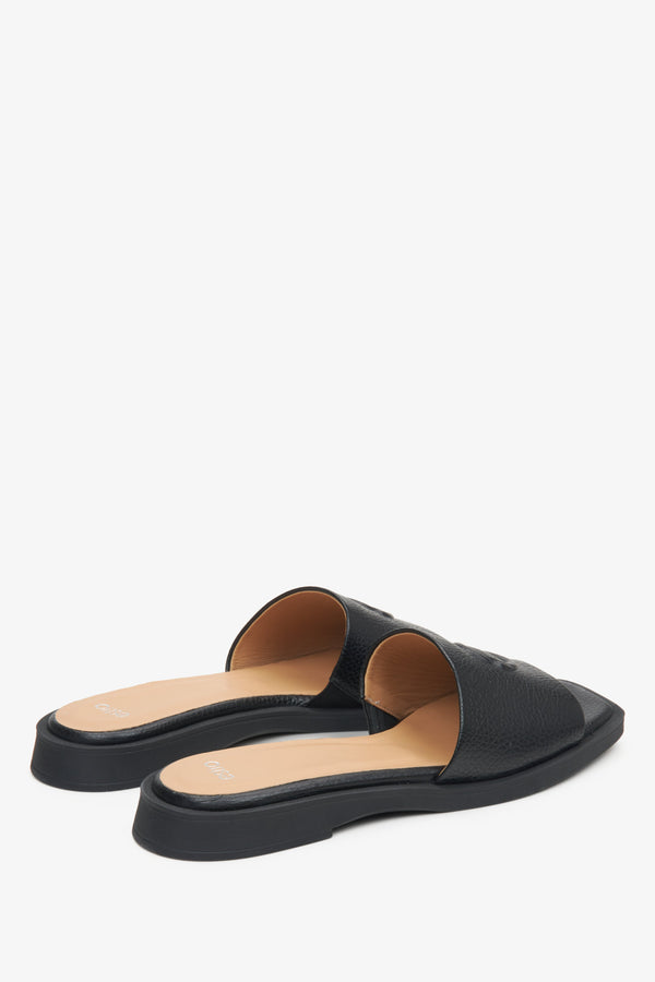 Women's black flip-flops made of genuine leather by Estro.