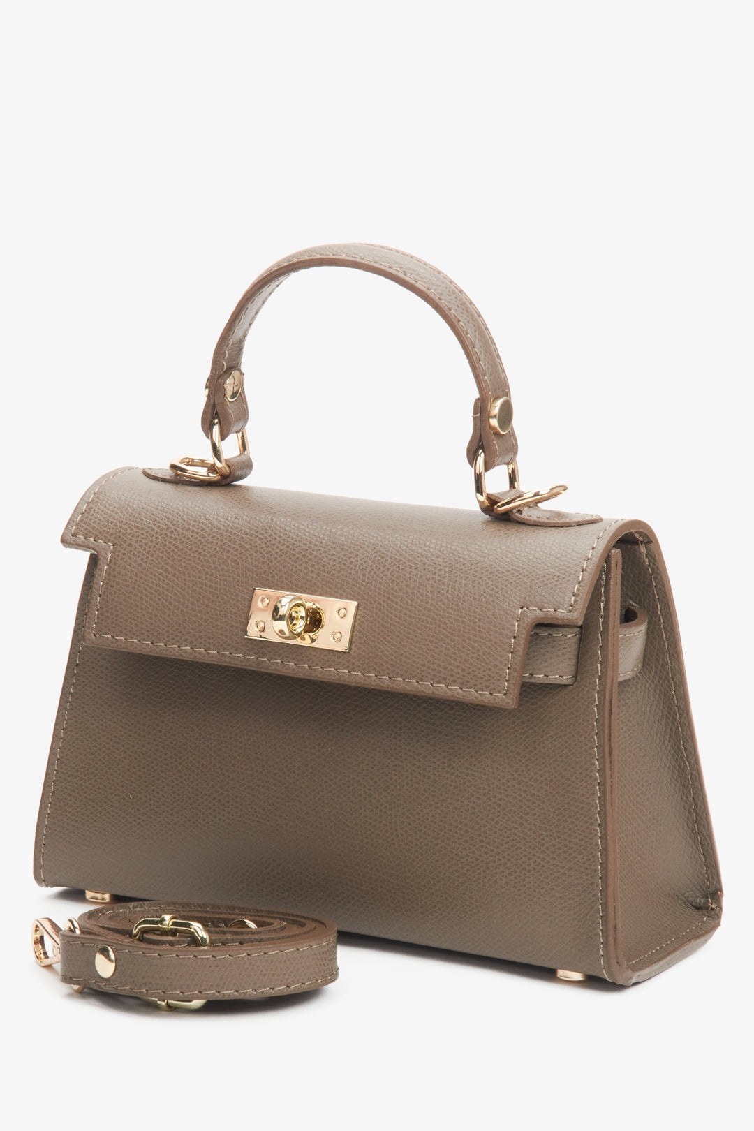 Estro structured handbag made of natural leather with an adjustable strap in brown.