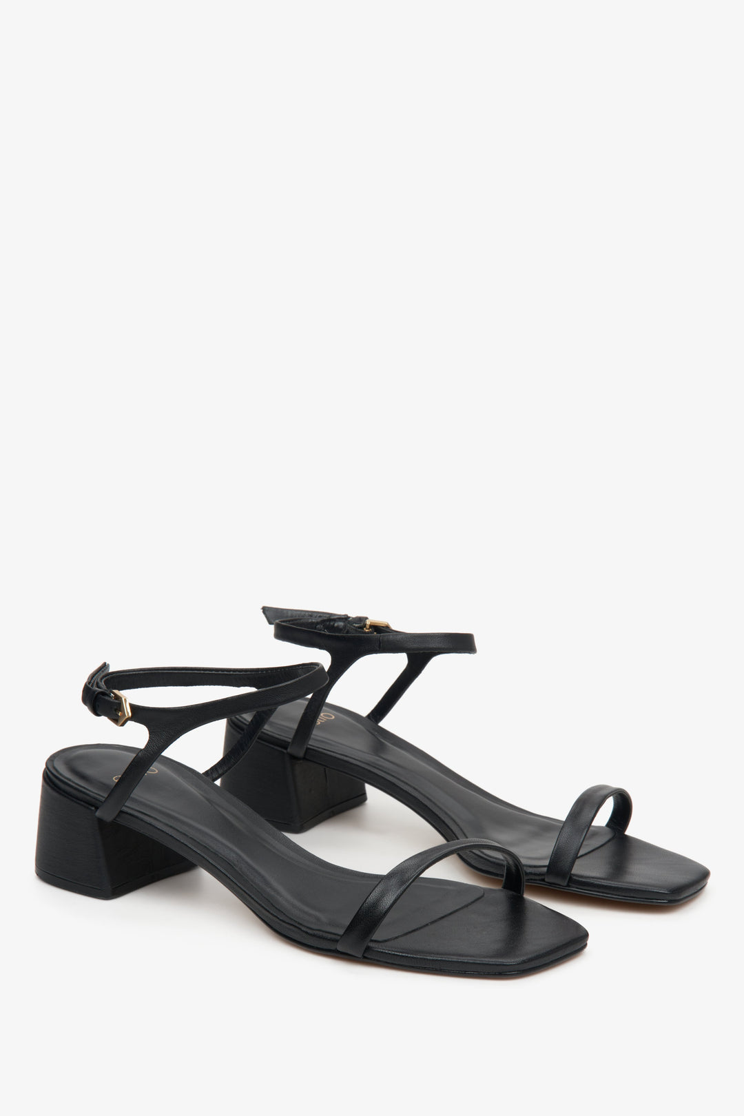 Lightweight, women's black sandals made of genuine leather with a sturdy heel by Estro.