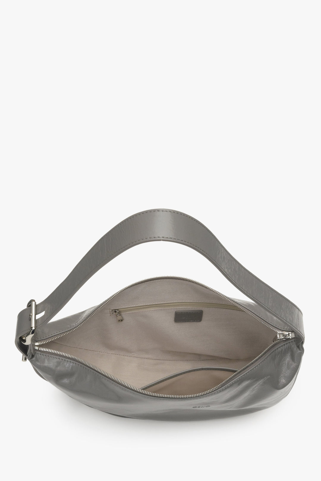 Women's grey leather Estro shoulder bag - close-up on the interior of the model.