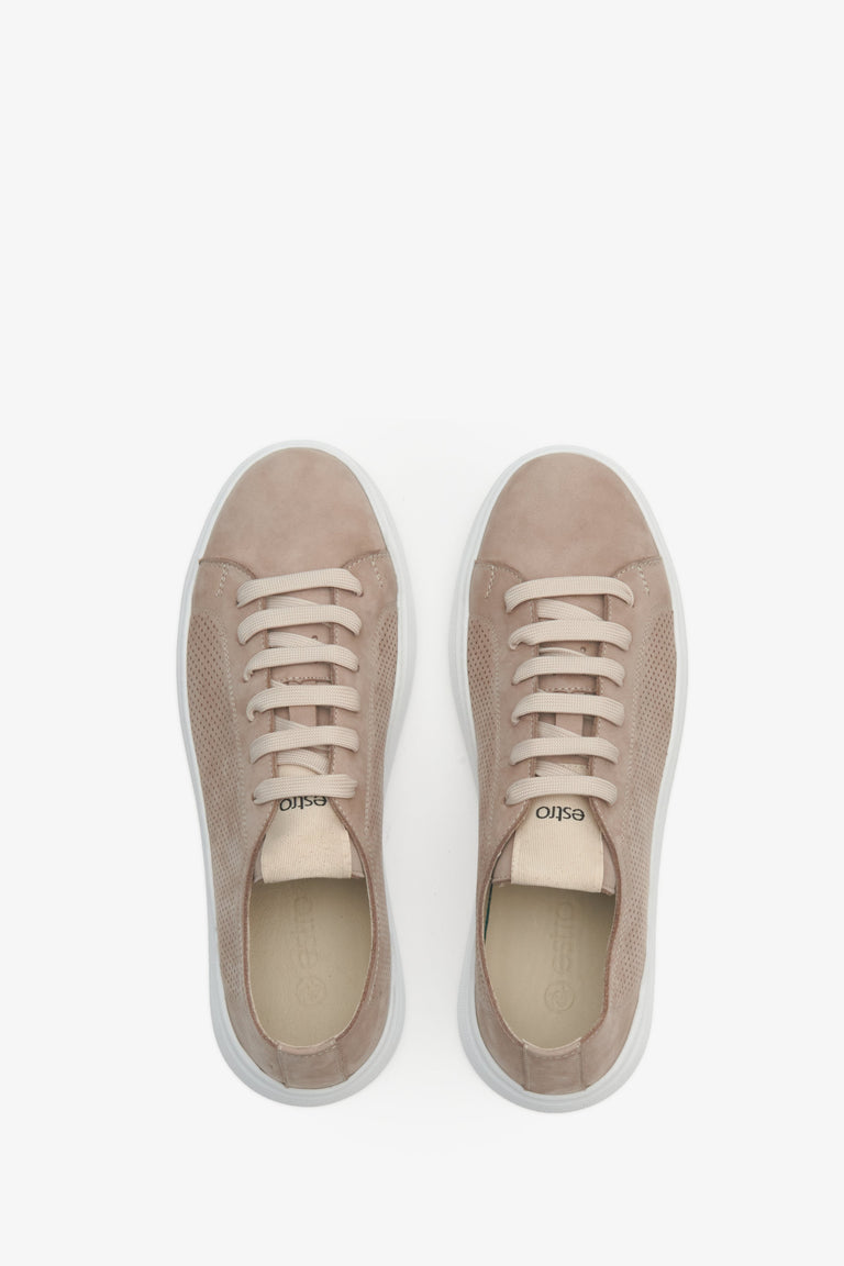 Men's beige summer sneakers made of natural leather with perforated overlines Estro - presentation of the footwear form above.