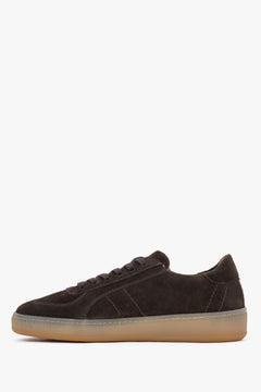 A pair of saddle brown women's sneakers crafted from premium Italian genuinevelour.