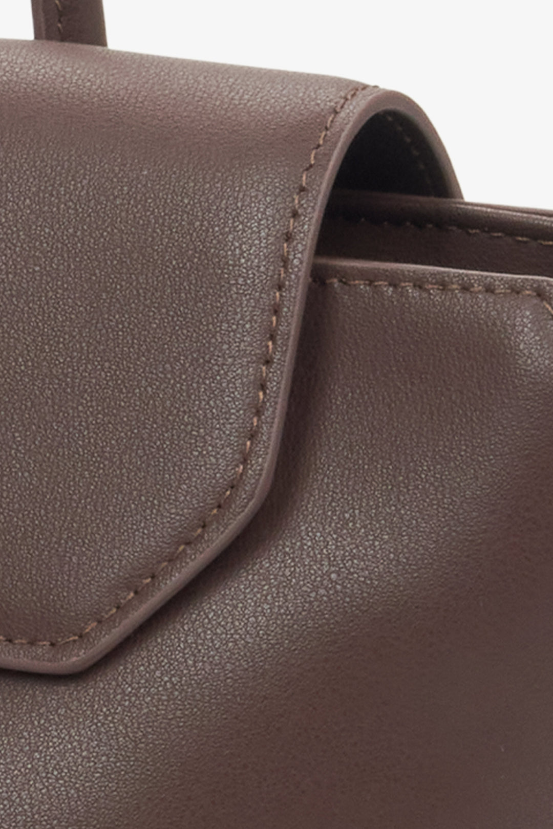 Stylish and functional saddle brown leather shoulder bag for women, enhanced with long handles, from Estro - details.