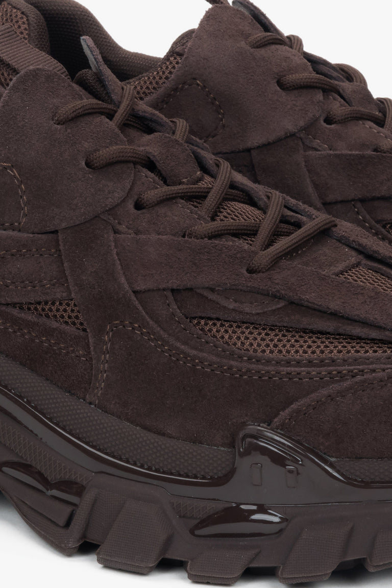 A pair of women's sneakers by ES8, designed with a low-top silhouette, velour material, and a chunky platform.