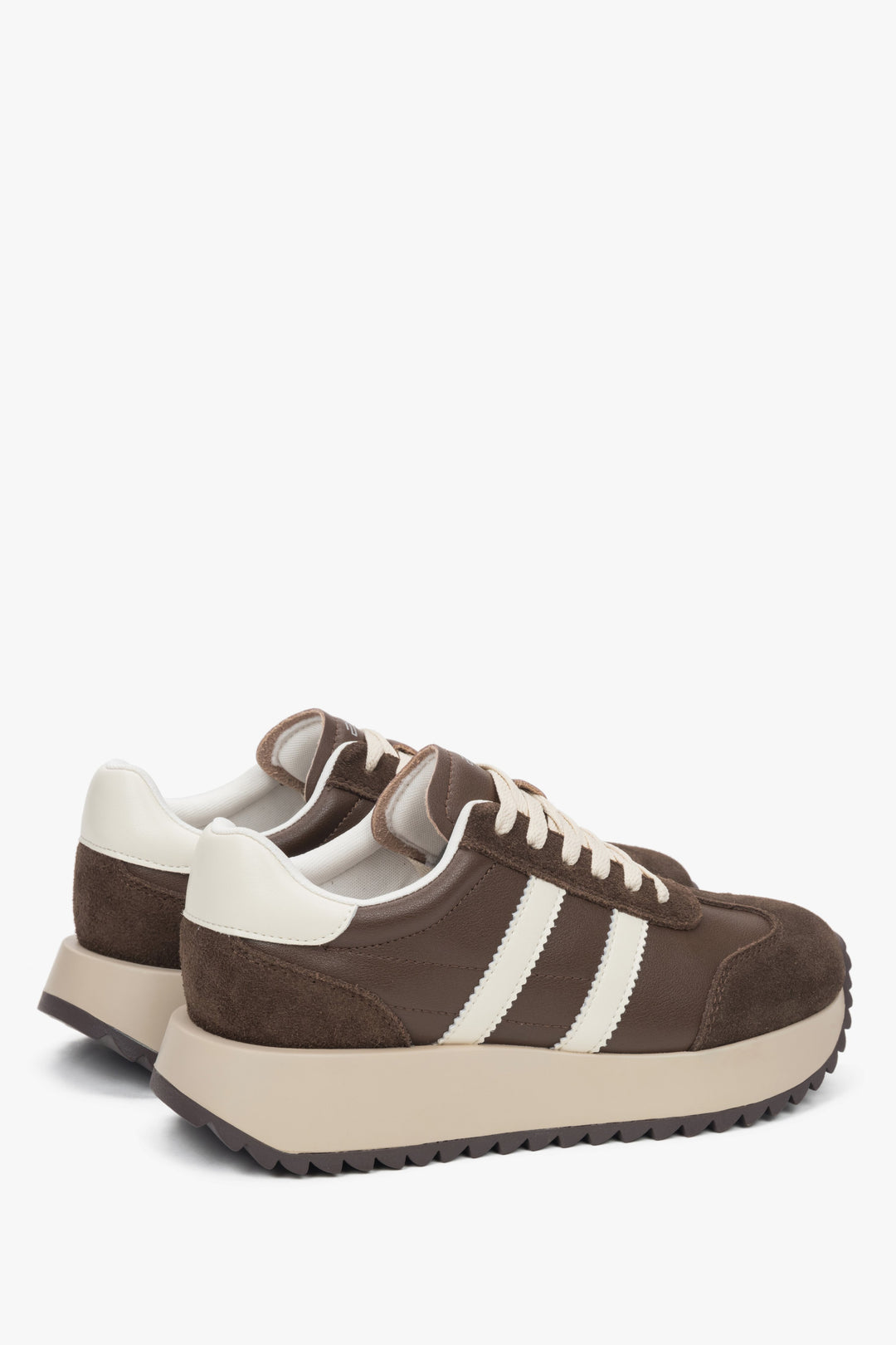 ES8: women's saddle brown low-top sneakers crafted from a blend of velour and leather materials.