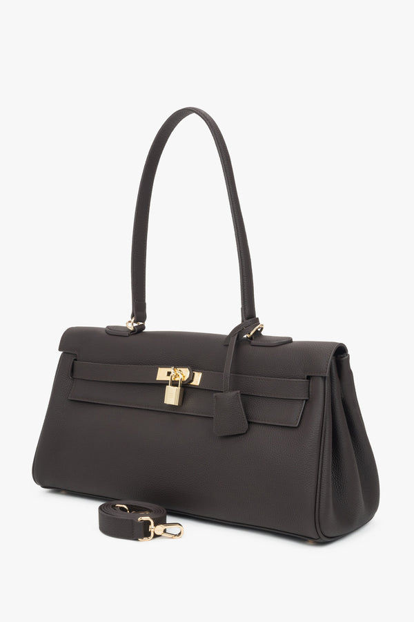 Estro women’s shoulder bag in a classic saddle brown shade with gold-tone hardware.