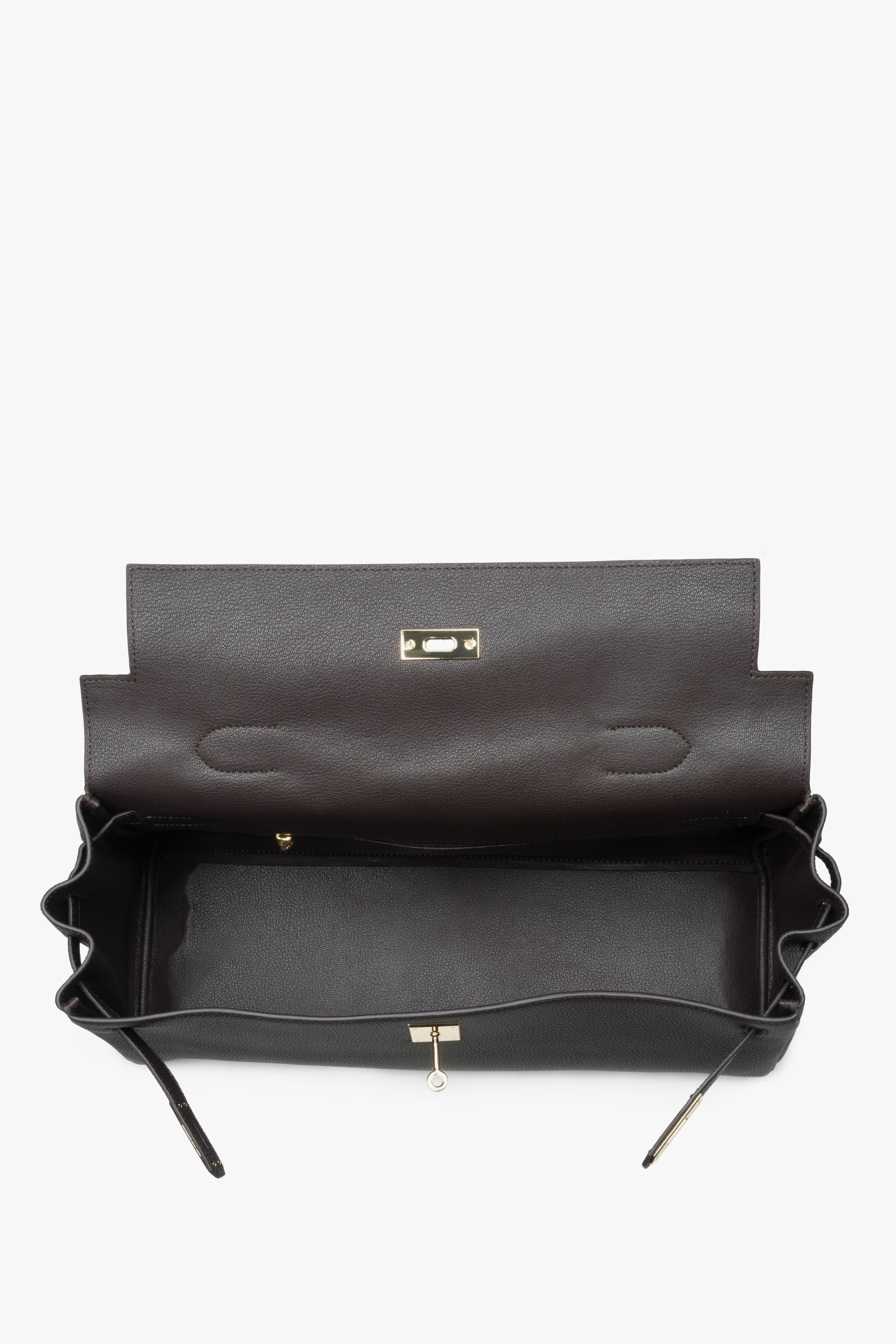 Premium women’s saddle brown leather shoulder bag with gold-tone details by Estro.