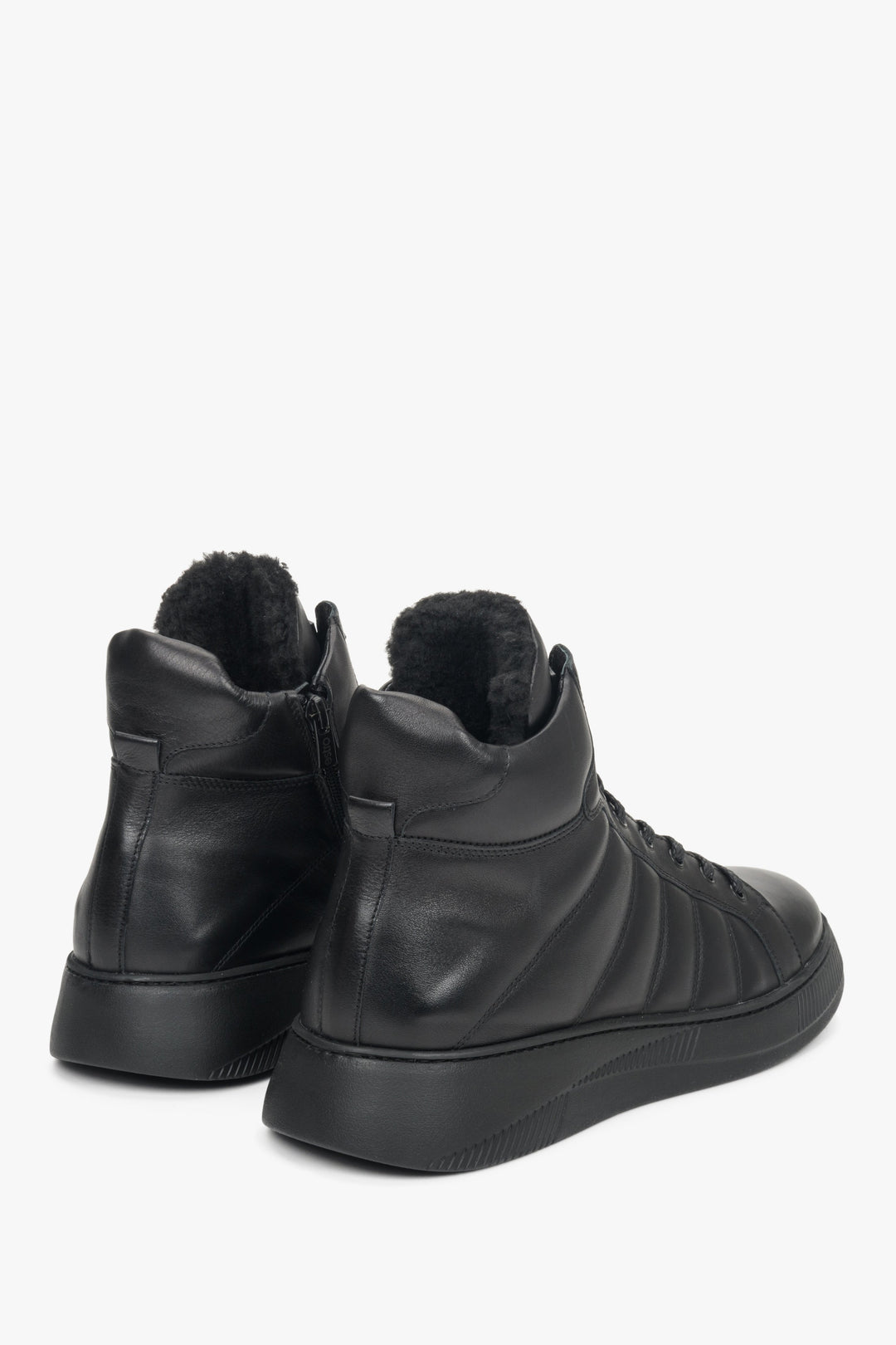 Estro men's black winter boots - the back of the upper and the sole of the shoe.