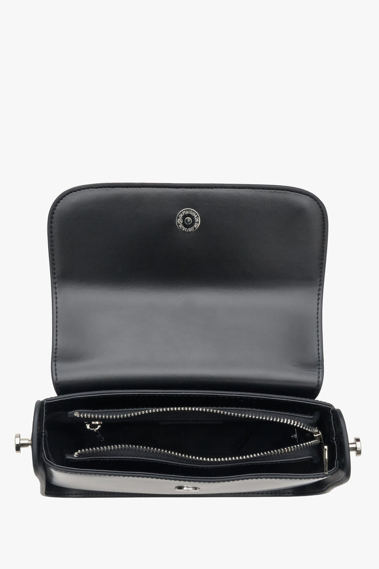 Estro's women's black leather shoulder bag - close-up of the interior of the model.