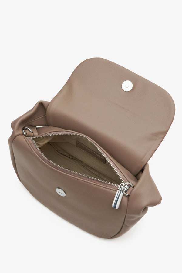 Women's handbag in brown made of genuine leather by Estro - close-up on the interior view.