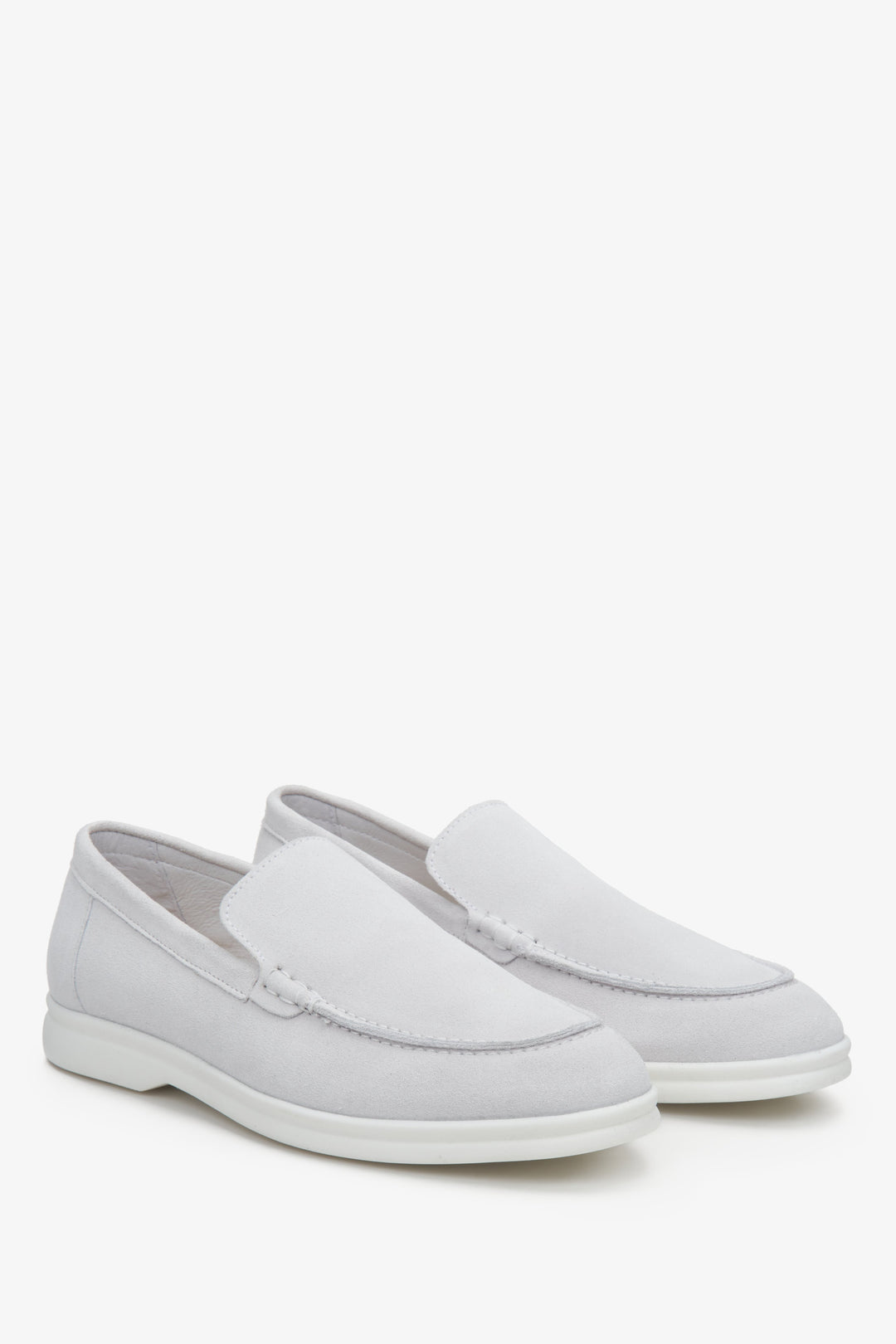 Women's suede loafers in light grey Estro - presentation of the sideline and white sole.
